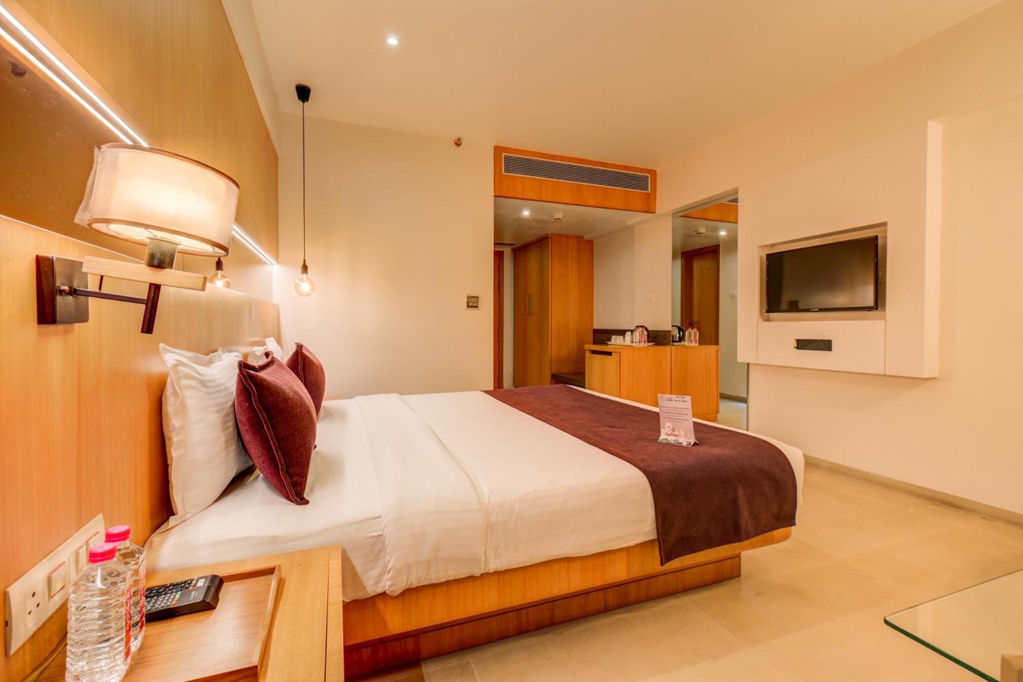 The Ssk Solitaire Hotel & Banquets Nashik Exterior photo